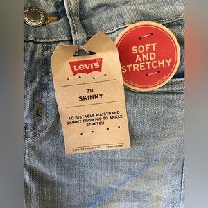 LEVIS 711 Girls Skinny. Adjustable waistband. Skinny from hip to ankle Stretch.
